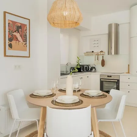Bright 2bd Next To Acropolis