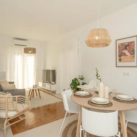 Bright 2bd Next To Acropolis
